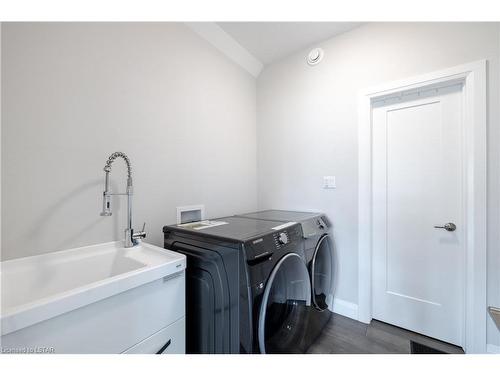 2405 Brayford Crescent, London, ON - Indoor Photo Showing Laundry Room
