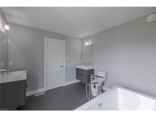 2405 Brayford Crescent, London, ON - Indoor Photo Showing Bathroom