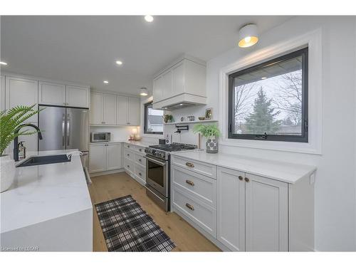 32 Frontenac Road, London, ON - Indoor Photo Showing Kitchen With Upgraded Kitchen