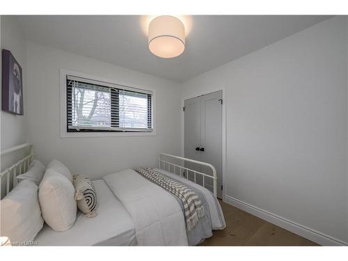 32 Frontenac Road, London, ON - Indoor Photo Showing Bedroom