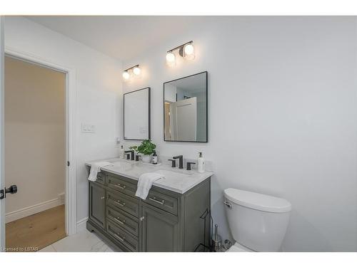 32 Frontenac Road, London, ON - Indoor Photo Showing Bathroom
