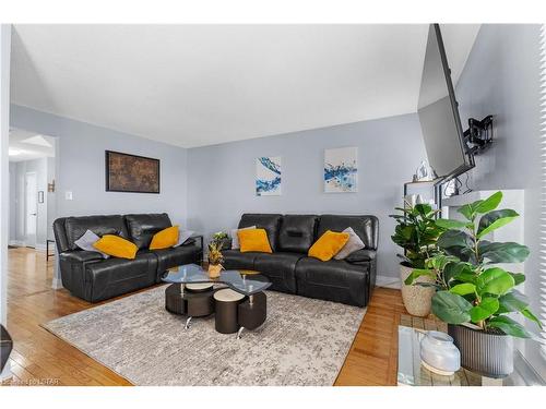 35 Chancton Crescent, London, ON - Indoor Photo Showing Living Room
