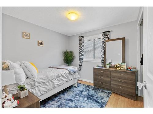 35 Chancton Crescent, London, ON - Indoor Photo Showing Bedroom
