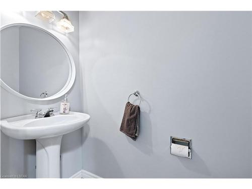 35 Chancton Crescent, London, ON - Indoor Photo Showing Bathroom