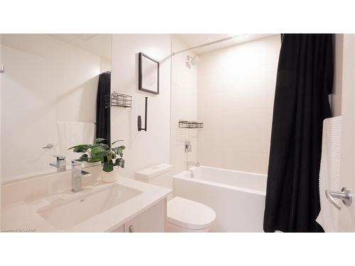 B-498 Eglinton Ave E Avenue, Toronto, ON - Indoor Photo Showing Bathroom