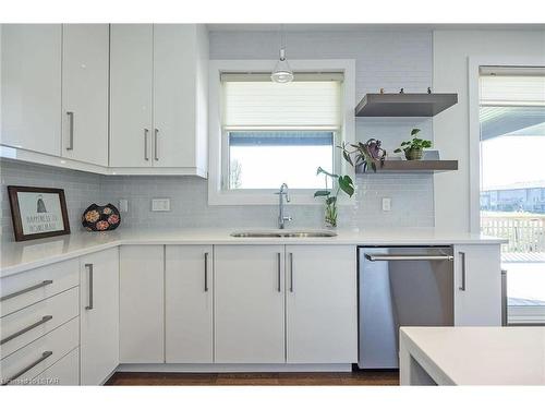 1387 Dyer Crescent, London, ON - Indoor Photo Showing Kitchen With Double Sink