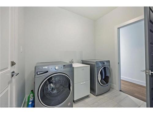 1387 Dyer Crescent, London, ON - Indoor Photo Showing Laundry Room