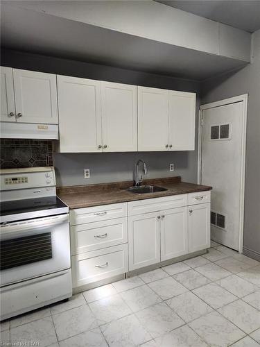 214 Emerson Avenue, London, ON - Indoor Photo Showing Kitchen