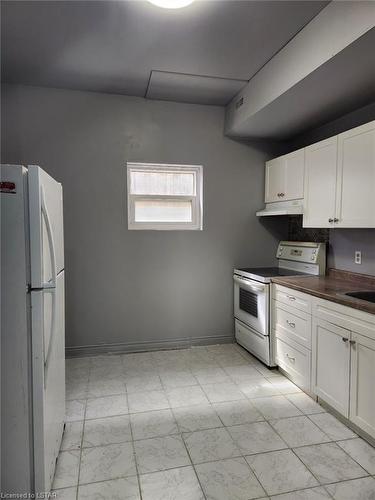 214 Emerson Avenue, London, ON - Indoor Photo Showing Kitchen