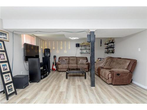 1023 Aldersbrook Road, London, ON - Indoor Photo Showing Living Room