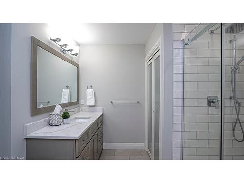 9-947 Adirondack Road, London, ON - Indoor Photo Showing Bathroom