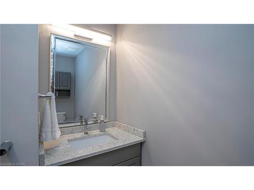 9-947 Adirondack Road, London, ON - Indoor Photo Showing Bathroom