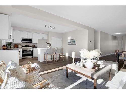6893 Royal Magnolia Avenue, London, ON - Indoor Photo Showing Living Room