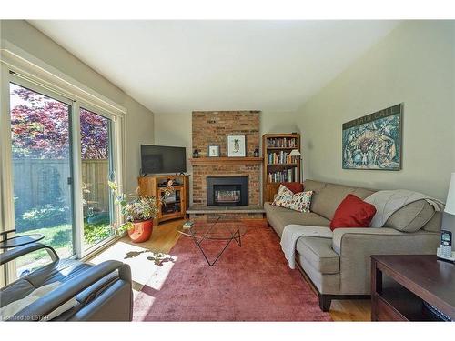 26 Abbey Rise, London, ON - Indoor Photo Showing Living Room With Fireplace
