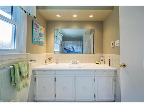 26 Abbey Rise, London, ON - Indoor Photo Showing Bathroom