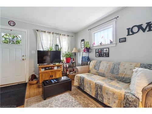 356 Exmouth Street, Sarnia, ON - Indoor Photo Showing Living Room