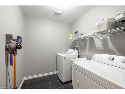 858 Silverfox Crescent, London, ON - Indoor Photo Showing Laundry Room