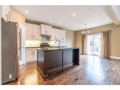 2087 Cherrywood Trail, London, ON - Indoor Photo Showing Kitchen With Upgraded Kitchen