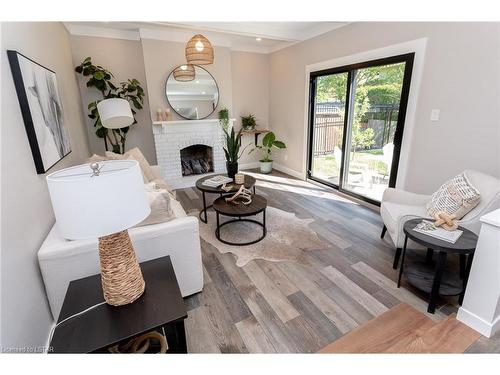 34 Widdicomb Crescent, London, ON - Indoor Photo Showing Living Room