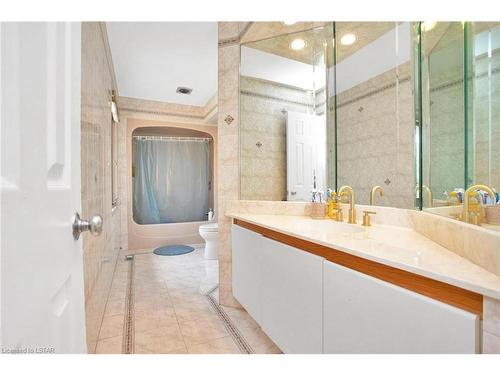 2 Deer Valley Crescent, London, ON - Indoor Photo Showing Bathroom