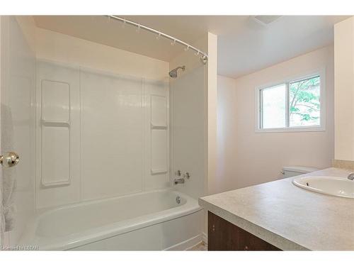 379 Central Avenue, London, ON - Indoor Photo Showing Bathroom
