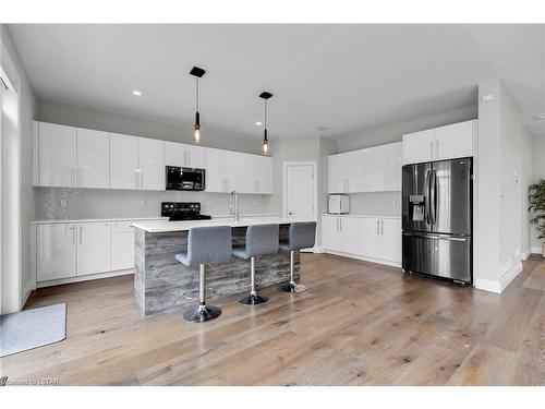2288 Red Thorne Avenue, London, ON - Indoor Photo Showing Kitchen With Upgraded Kitchen
