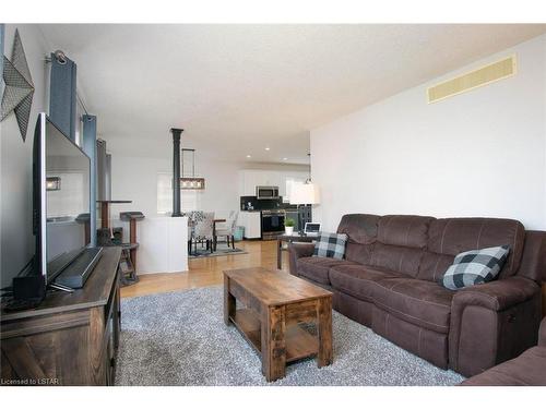 660 Reid Crescent, Listowel, ON - Indoor Photo Showing Living Room