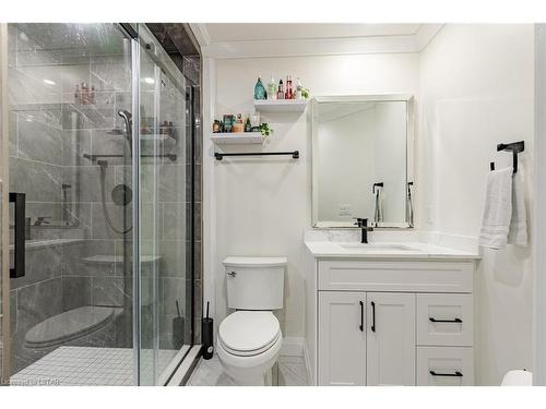 11 Cronyn Street, Woodstock, ON - Indoor Photo Showing Bathroom