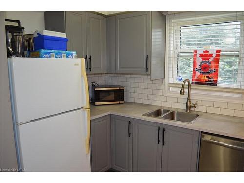 33-470 Second Street, London, ON - Indoor Photo Showing Kitchen With Double Sink