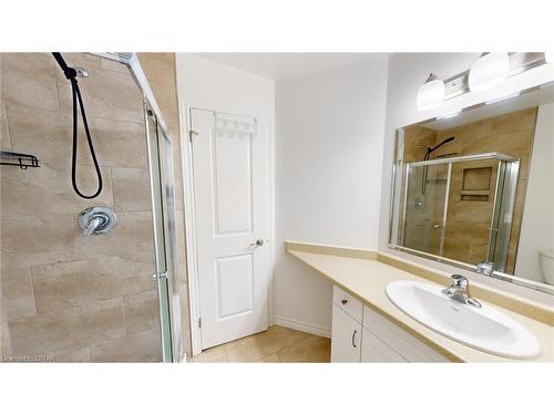 93-1061 Eagletrace Drive, London, ON - Indoor Photo Showing Bathroom