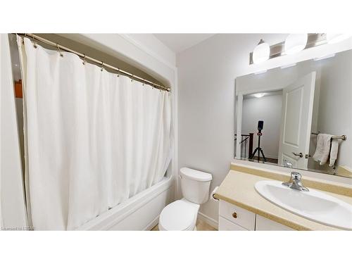 93-1061 Eagletrace Drive, London, ON - Indoor Photo Showing Bathroom