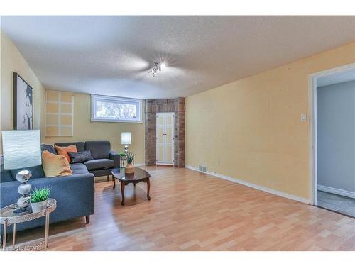 76 Speight Crescent, London, ON - Indoor Photo Showing Living Room