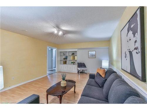 76 Speight Crescent, London, ON - Indoor Photo Showing Living Room
