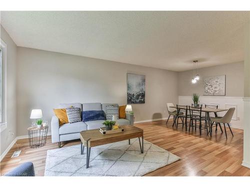 76 Speight Crescent, London, ON - Indoor Photo Showing Living Room