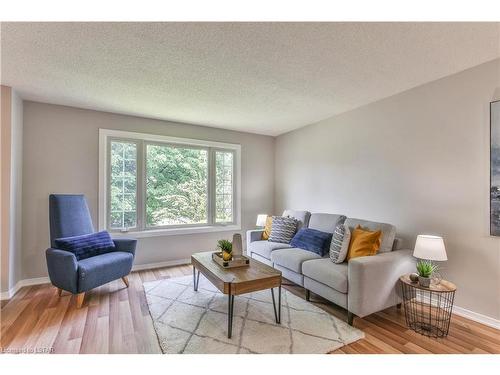 76 Speight Crescent, London, ON - Indoor Photo Showing Living Room