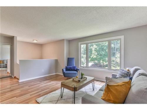 76 Speight Crescent, London, ON - Indoor Photo Showing Living Room