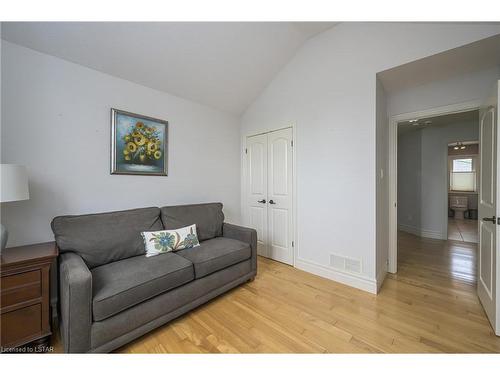406 Whisker Street, London, ON - Indoor Photo Showing Living Room