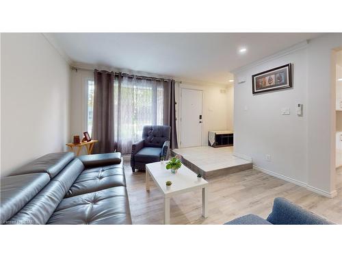 25 Cottonwood Crescent, London, ON - Indoor Photo Showing Living Room