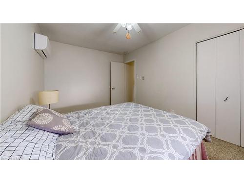 25 Cottonwood Crescent, London, ON - Indoor Photo Showing Bedroom