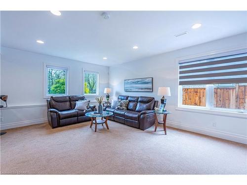 528 Kininvie Drive, London, ON - Indoor Photo Showing Living Room