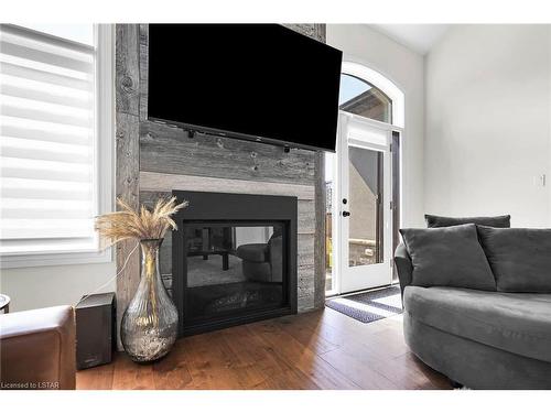 6-2215 Callingham Drive, London, ON - Indoor Photo Showing Living Room With Fireplace
