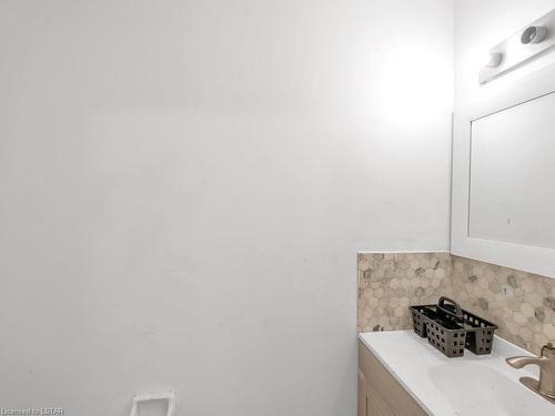 6-131 Bonaventure Drive, London, ON - Indoor Photo Showing Bathroom