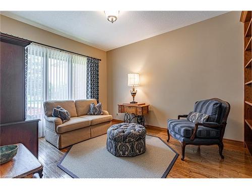 34 Valleyview Crescent, Dorchester, ON - Indoor Photo Showing Living Room