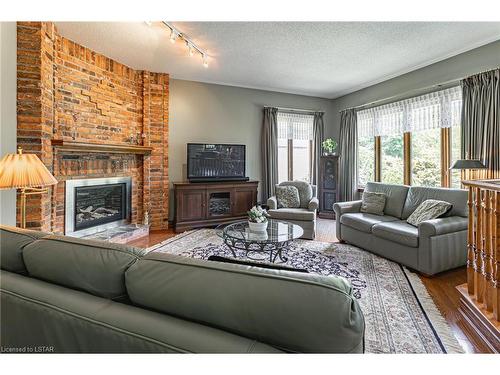 34 Valleyview Crescent, Dorchester, ON - Indoor Photo Showing Living Room With Fireplace