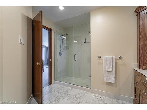 34 Valleyview Crescent, Dorchester, ON - Indoor Photo Showing Bathroom