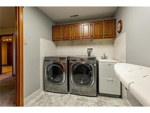 34 Valleyview Crescent, Dorchester, ON - Indoor Photo Showing Laundry Room