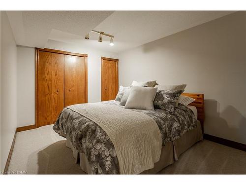 34 Valleyview Crescent, Dorchester, ON - Indoor Photo Showing Bedroom
