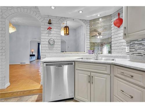 121 Goldwick Crescent, London, ON - Indoor Photo Showing Kitchen With Upgraded Kitchen