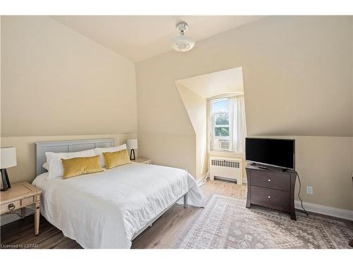 1185 Richmond Street, London, ON - Indoor Photo Showing Bedroom