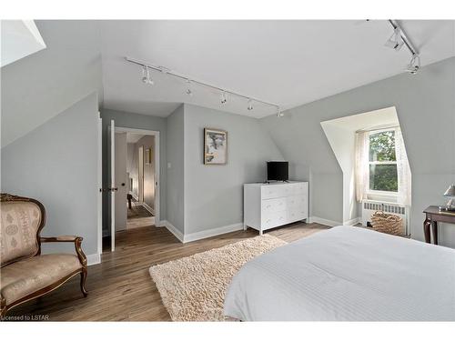 1185 Richmond Street, London, ON - Indoor Photo Showing Bedroom